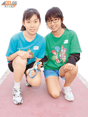 陳芝樂（右）首次擔任導跑員，與視障人士黃子倩（左）參加馬拉松賽事。