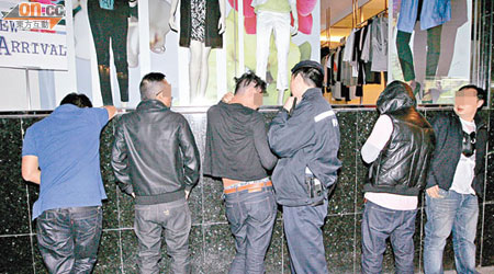 警方拘捕五名涉藏毒男子。（張曉楠攝）