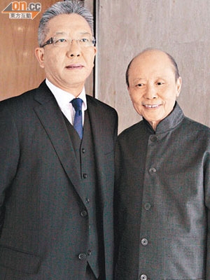甘健成（右）與其估值專家陳致馨（左）一同離開法庭。