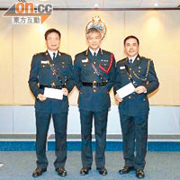 張廣基（右）○八年獲升為高級監督，從當時的懲教署署長郭亮明（中）接過委任狀。