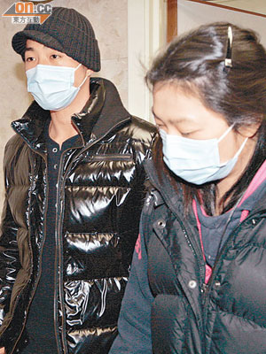 藝員蔡淇俊（左）與親友到醫院探望受傷父親。（張嘉怡攝）