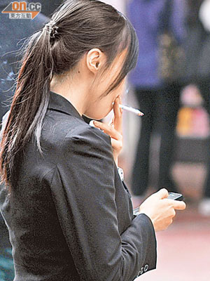 女性在幼年或年輕時吸入過量二手煙或會影響生育能力。（資料圖片）