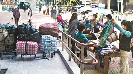 無牌小販引來途人駐足港鐵出口通道，輪椅客出入困難。