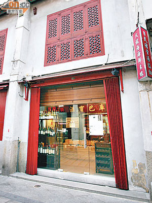 曾蔭權等人逃到酒寶巴庫斯，心情沉重，即使西南飯店佳餚再吸引，曾蔭權也無多胃口。