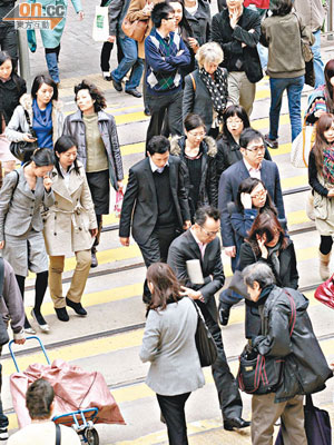 香港人口老化加劇，年齡中位數較十年前「老」五歲，達四十一點七歲。（霍振鋒攝）