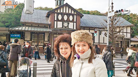 劉陳小寶（左）同細妹陳細潔遊日本無懼嚴寒，盡情逛街購物。（被訪者提供）