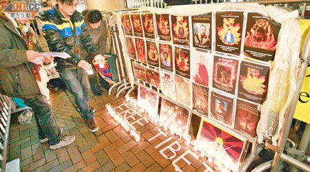 請願的市民在中聯辦外點蠟燭悼念自焚的喇嘛。（鍾健國攝）