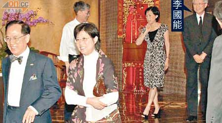 曾蔭權夫婦（前）早前被傳媒拍得與新成立的委員會主席李國能（後右）一同飯敍。