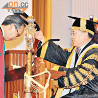 曾蔭權前年頒授名譽博士學位予馮紹波。