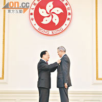 李國能（右）獲曾蔭權頒授大紫荊勳章。（資料圖片）