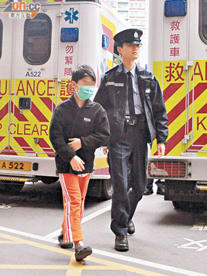 疑被母親打傷的男童由警員陪同送院治理。