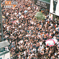 曾蔭權連串醜聞事件引起全城怒吼，本港隨時再爆發如○三年七月一日的大遊行。　