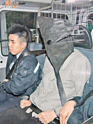被告張少鴻（右）涉強姦，昨由警員押送到庭應訊。（胡耀威攝）