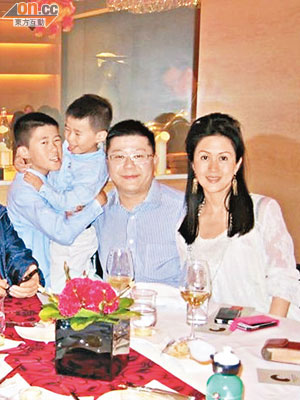 林建康（右二）與太太（右一）及兩位公子喺「Sky on 57」品嘗新加坡Fusion菜。（黃寧艷提供）