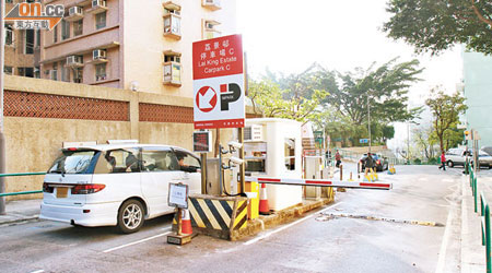 荔景邨停車場的收費閘口為駛離賢麗苑停車場車輛必經之路。