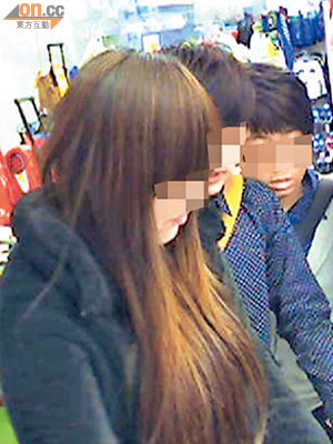 兩男一女青少年進入店舖偷走兩銀包過程被閉路電視拍下。（店主提供）