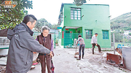 村屋的通道被封，令姚先生一家出入變成無路可行。（甘偉倫攝）