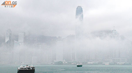本港沿岸被濃霧覆蓋，景色一片迷濛。
