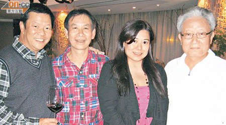 吳宏斌（右一）與老友喺餐廳結業前夕齊幫襯。左起：李文俊、蘇滔及余皓媛。（余素月攝）