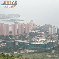 位於屯門掃管笏的哈羅香港國際學校，佔地近四十萬平方呎，毗鄰為黃金海岸。