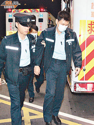 遇襲受傷警員送院治理。（沈厚錚攝）