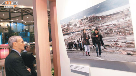 日本總領事館在中環交易廣場舉辦3‧11大地震周年圖片展。（林少權攝）