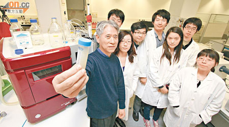 謝雍教授（左一）與研究團隊。（麥潤田攝）