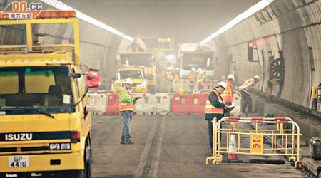 工人在隧道南行線內搶修。（林明強攝）