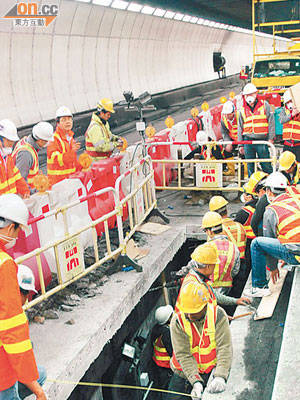路政署在高峰時期派出約六十名工人搶修獅隧。
