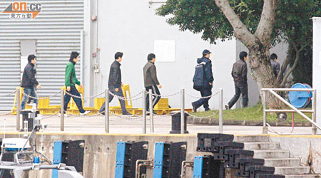 被捕內地男女被押到水警基地。（梁卓明攝）