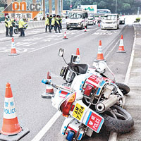 交警電單車失事撞壆後翻側。 （左錦鴻攝）