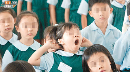 本港學童睡眠不足，會影響他們上課的精神及健康。