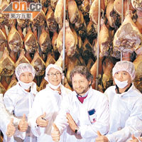 盧浩宏（左二）同黃永幟（左三）前年嘅意大利美食之旅，參觀過風乾火腿廠房。（受訪者提供）