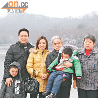 彭高峰一家團聚，在杭州西湖合照。