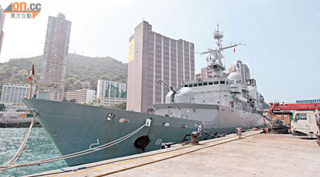 法國護衞艦「葡月號」訪港，停泊在招商局碼頭。（盧志燊攝）