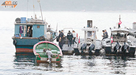 涉案漁船（左）被帶返東區水警基地扣留調查。（梁志雄攝）