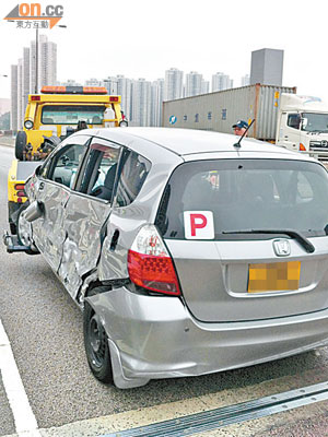 私家車左車身嚴重損毀。