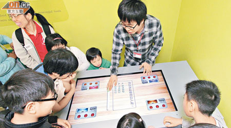 家計會活動設體感及多媒體互動遊戲，讓青少年學習性知識。（梁耀榮攝）