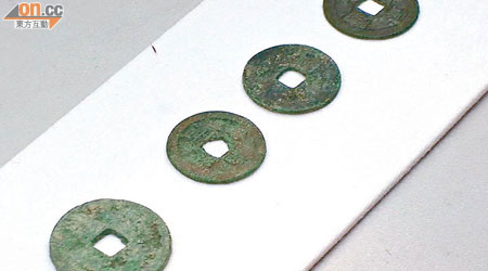 復修後，古錢幣逐步回復原貌。（由左至右）