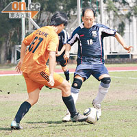 港大地球科學系教授陳龍生（右）有多年踢波經驗，昨日「校長盃」表現落力。