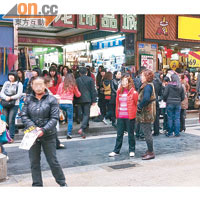 在深圳的東門步行街，有美容院職員（左）在街頭「拉客」。