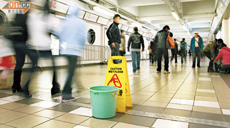 人來人往的紅磡站外行人隧道天花多次出現滲漏。