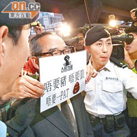 有示威者高舉示威牌表示「唔要豬、唔要狼」，抗議小圈子選舉。
