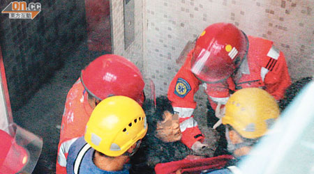 危站天台女子由消防員救回安全位置。（王譯揚攝）