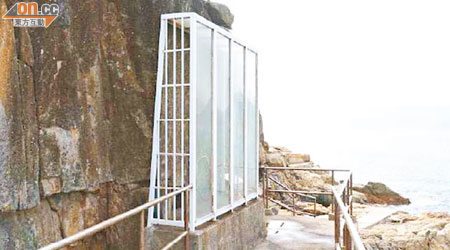 目前<br>東龍洲石刻目前用玻璃罩圍着，有礙觀賞。