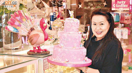 陳妙蘭自創多款3D立體蛋糕，色香味俱全。（嚴少阡攝）