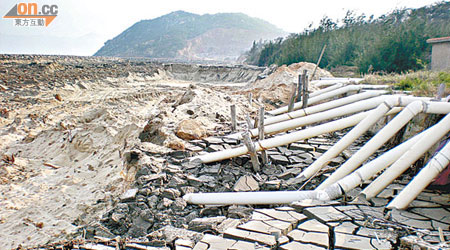 截水後<BR>進行圍堰堤岸工程後，鮑魚場抽取海水的管道被破壞。