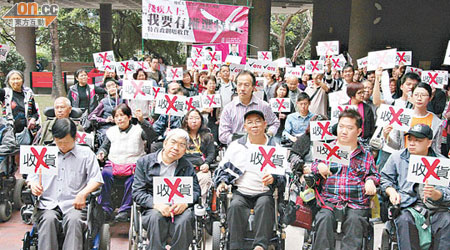一批殘疾人士昨於理大票站外抗議，要求有權選特首。（梁耀榮攝）