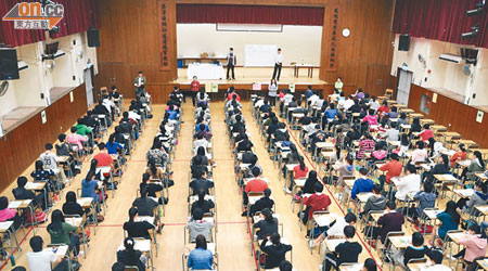末代高考昨日開考，三萬名高考生昨應考中化卷一及二科考試。