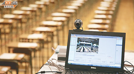 高考試場內設有電腦監察考試過程。
